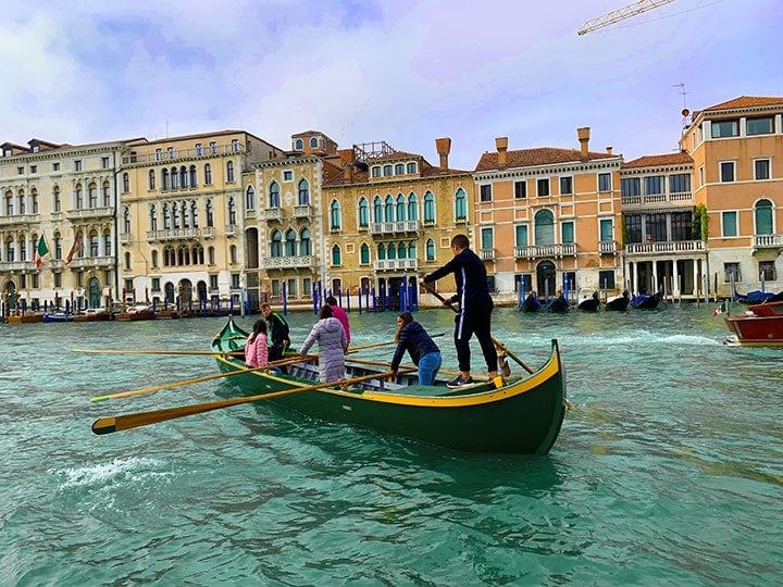 Rowing like Venetians